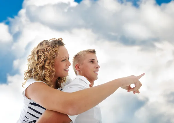 Portret van teenage paar piggyback rit samen met — Stockfoto