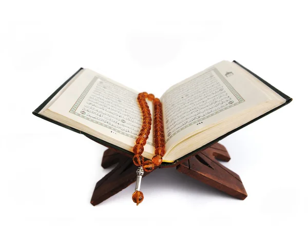 Kur'an, izole kutsal İslami kitap — Stok fotoğraf