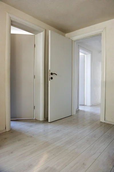 Portas e pisos, apartamento em casa interior — Fotografia de Stock