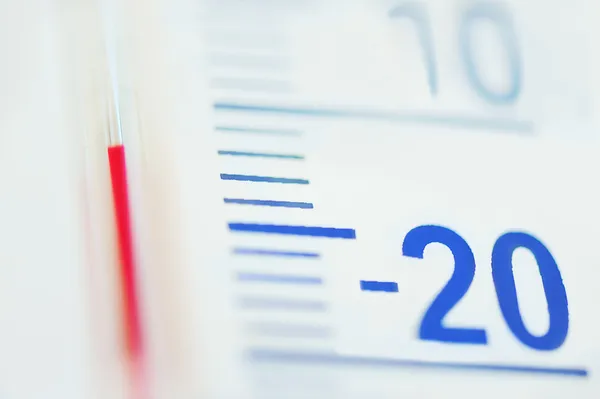 寒い冬に度の気温マイナス温度計. — ストック写真