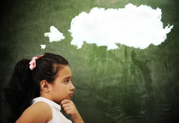 学校、スマート女の子を考えての教室での教育活動 — ストック写真