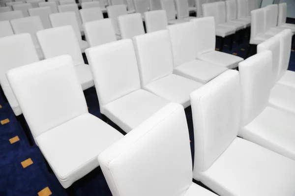 Fehér székek konferenciaterem — Stock Fotó