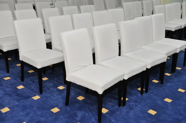 Белые стулья в конференц-зале — стоковое фото