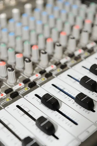 Radio mixer med knappar — Stockfoto