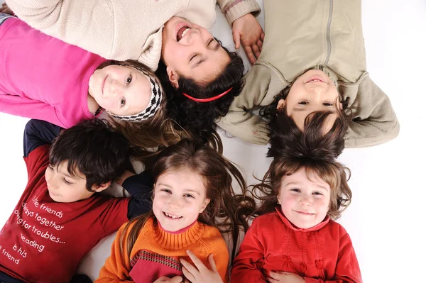 Grupo de crianças em círculo deitado no chão — Fotografia de Stock