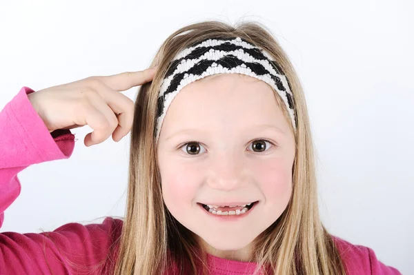 Intelligentes blondes kleines Mädchen lächelt — Stockfoto