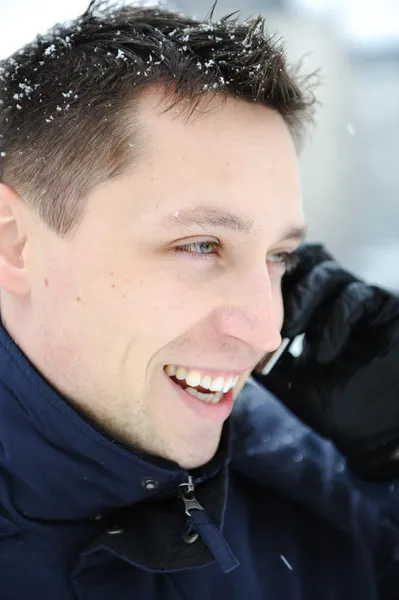 Jonge mannelijke volwassene spreken op telefoon winter sneeuw tijde — Stockfoto