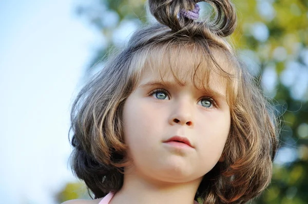Милая маленькая девочка на природе — стоковое фото