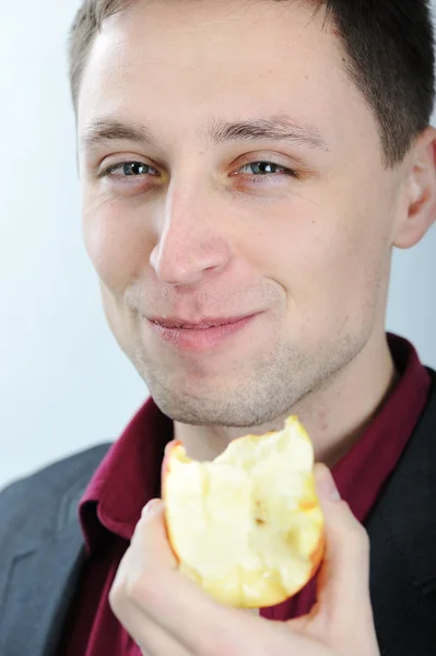 Fiatal férfi eszik alma — Stock Fotó