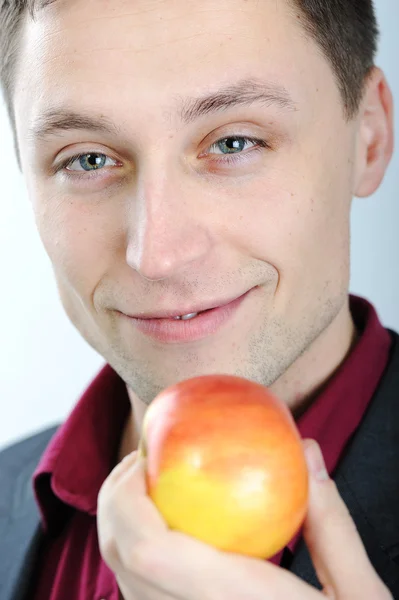 Ung man äter äpple — Stockfoto