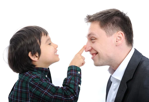 Szczęśliwy ojciec i syn gra palcem w nosie — Zdjęcie stockowe
