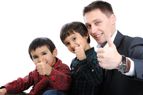 Retrato de pai feliz e dois filhos com polegares para cima — Fotografia de Stock