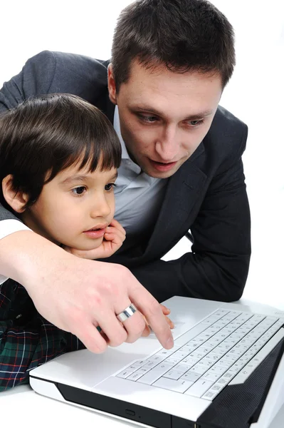 Отец и сын с помощью ноутбука — стоковое фото