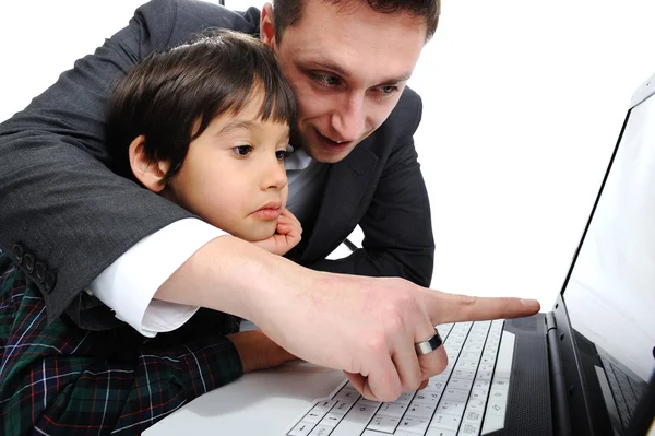 Otec a syn pomocí notebooku — Stock fotografie