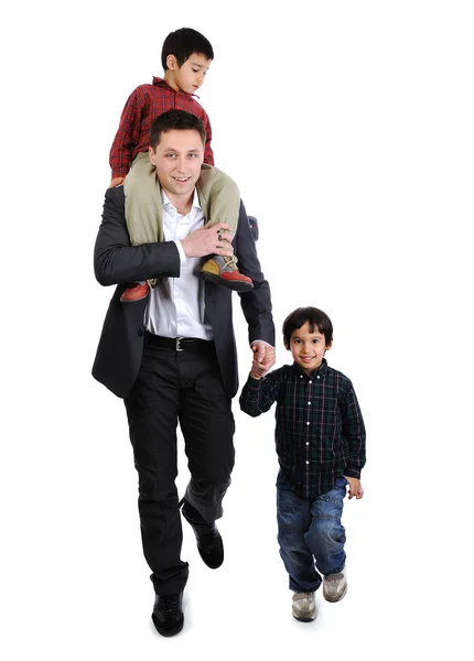 Far och söner ta en promenad — Stockfoto