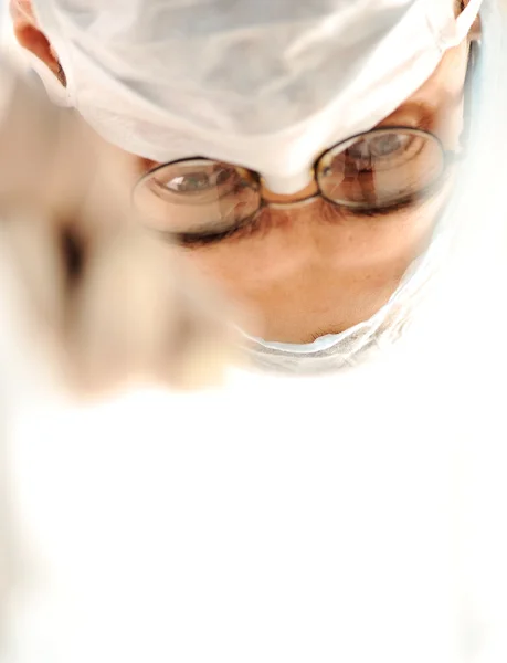 Médico cirujano antes de entrar en cirugía — Foto de Stock