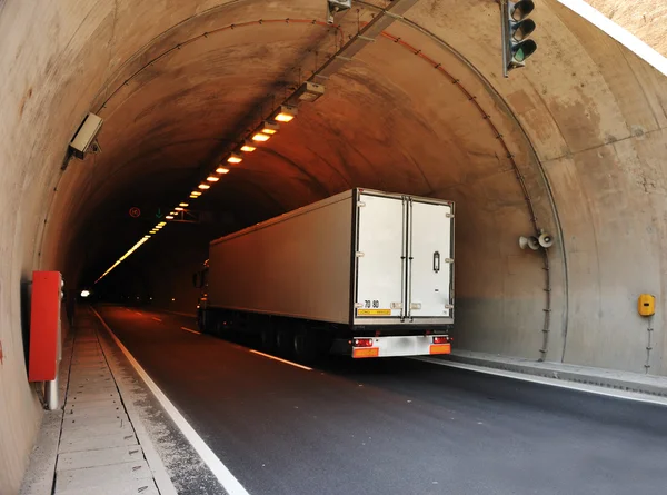 Lastbil i tunnel — Stockfoto