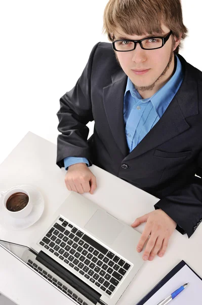 Joven hombre de negocios adolescente con portátil y taza de café — Foto de Stock