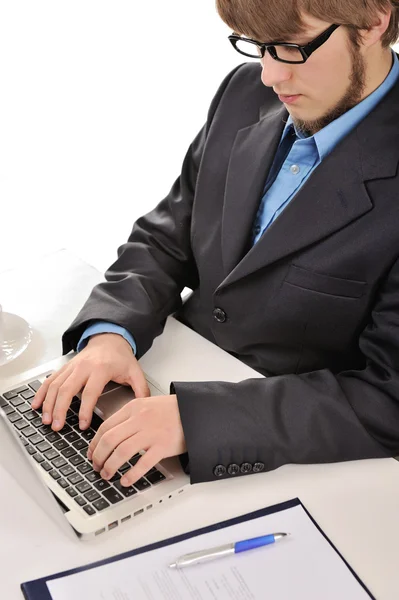 Genç iş adamı dizüstü bilgisayarla çalışıyor — Stok fotoğraf
