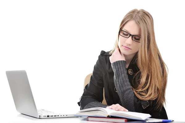 Dizüstü bilgisayar ve kitap ile güzel üniversiteli kız — Stok fotoğraf