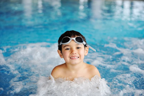 Malý chlapec v bazénové vody — Stock fotografie