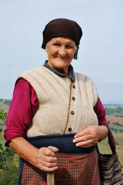 Портрет дуже старої жінки на відкритому повітрі — стокове фото
