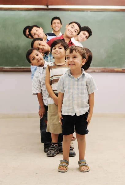 Niños en el aula escolar —  Fotos de Stock