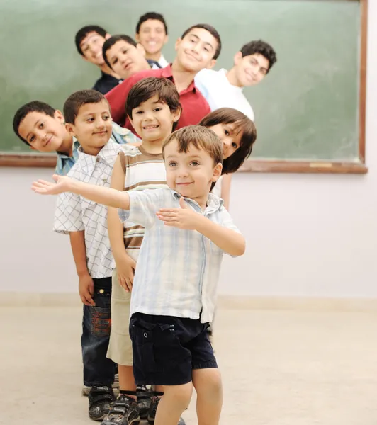 学校の教室で子供たち — ストック写真