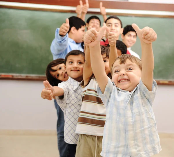 Crianças em sala de aula — Fotografia de Stock