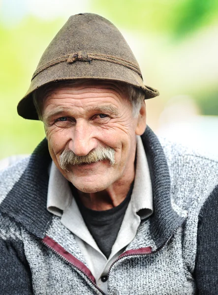 Foto van leeftijd man met hoed, buiten — Stockfoto