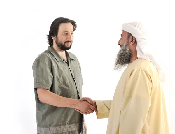 Арабский мусульманский бизнесмен пожимает руку на встрече — стоковое фото