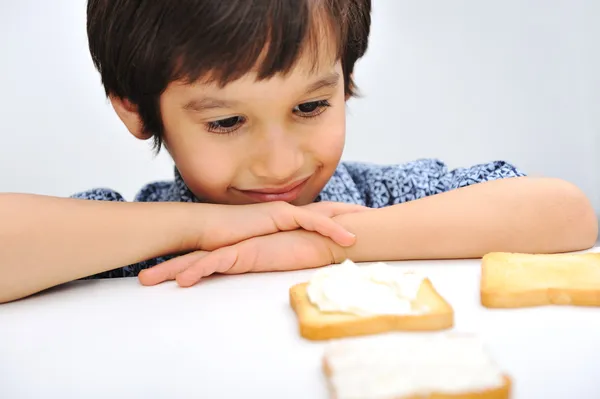 小孩在吃面包 — 图库照片