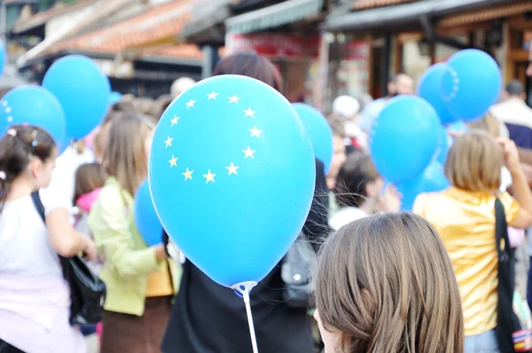 Group of teenage holding eu balloons — Stock Photo, Image