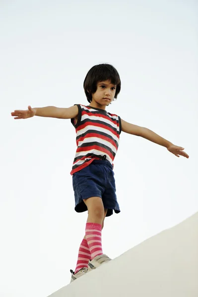 Kid segurando equilíbrio andando na parede — Fotografia de Stock