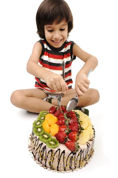 Ребенок ест фруктовый пирог — стоковое фото