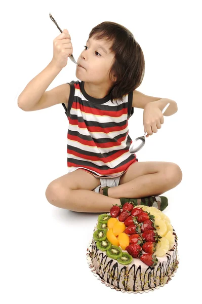 Criança comendo bolo de frutas — Fotografia de Stock