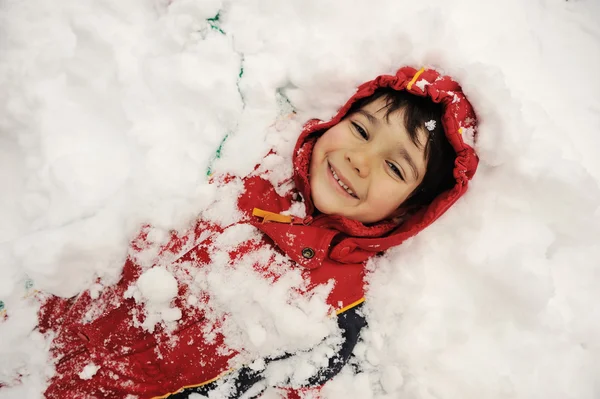 Mały chłopiec pokryty śniegiem — Zdjęcie stockowe