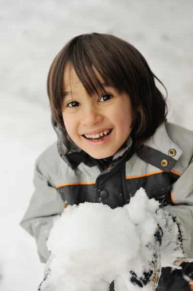 Bonito menino segurando bola de neve — Fotografia de Stock