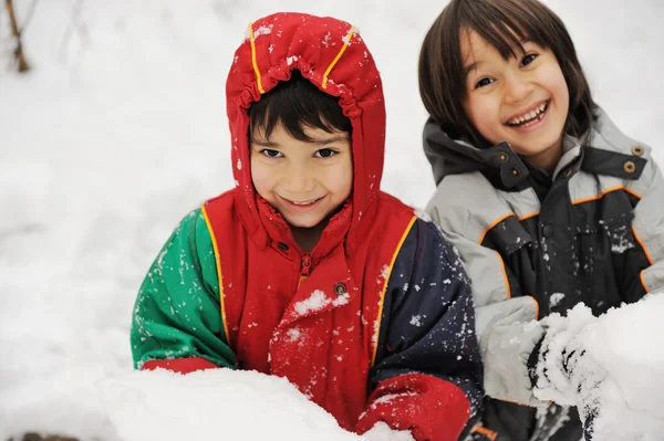 Due ragazzi nella neve — Foto Stock