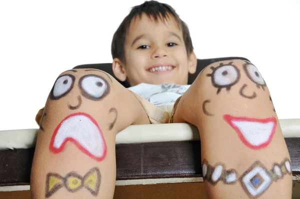 Kleiner Junge mit aufgemalten Smileys auf den Beinen — Stockfoto