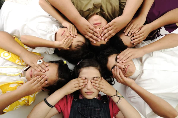 Grupo de crianças felizes com olhos fechados — Fotografia de Stock