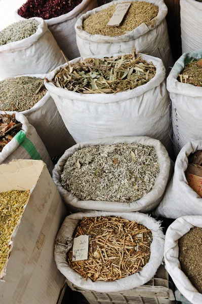 Especiarias e ervas aromáticas no mercado árabe — Fotografia de Stock
