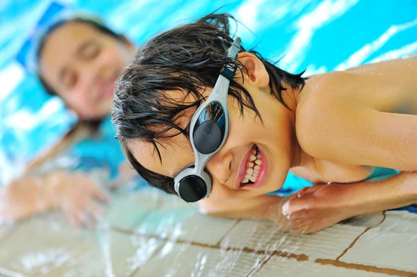 Красиві діти в басейні — стокове фото