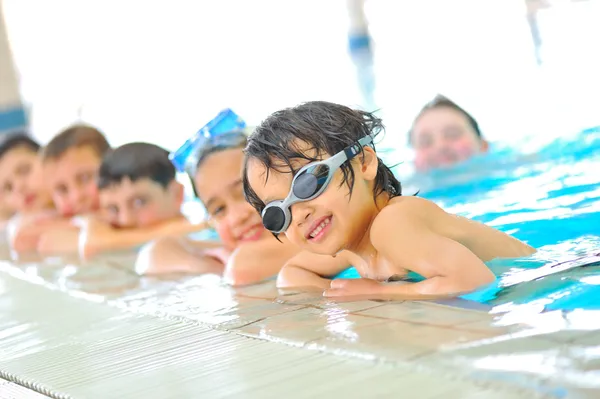 Enfants dans la piscine — Photo