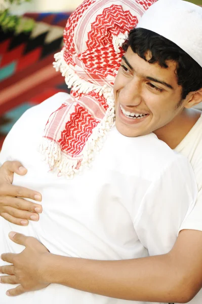 Дружні обійми, двоє арабських хлопців — стокове фото