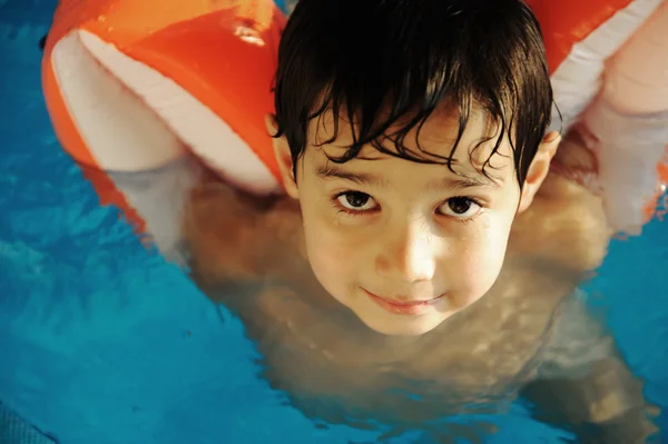 Chłopiec dziecko w basenie — Zdjęcie stockowe