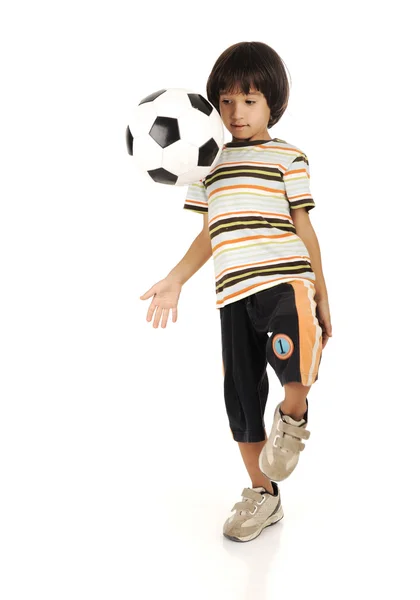 Liten pojke spela fotboll isolerad på vit bakgrund — Stockfoto