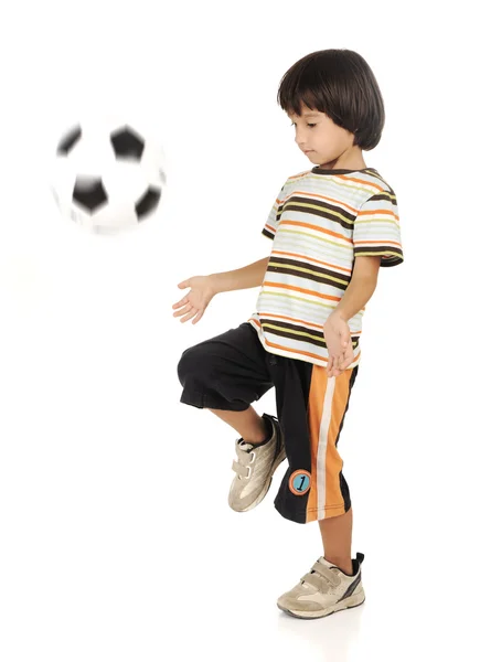 Mały chłopiec gry w piłkę nożną na białym tle — Zdjęcie stockowe