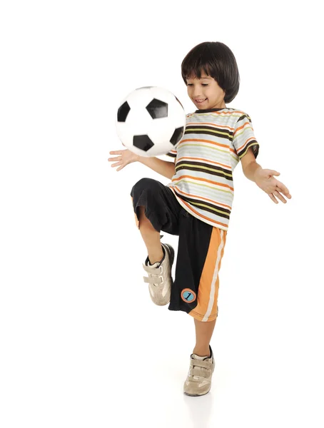 Liten pojke spela fotboll isolerad på vit bakgrund — Stockfoto