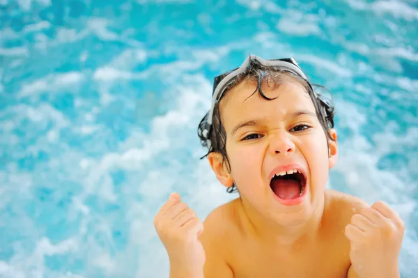 Dítě štěstí v bazénu — Stock fotografie
